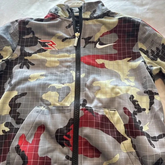 NWT !Nike Boy 2 Piece Jogging Set ~ Gray, green & Red ~ Camouflage - Picture 4 of 8